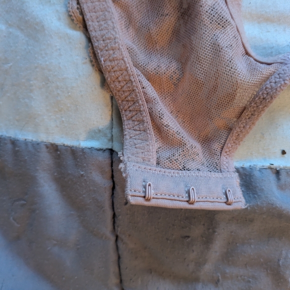 Elegant Lace Trimmed Bra in Cream - Picture 8 of 8